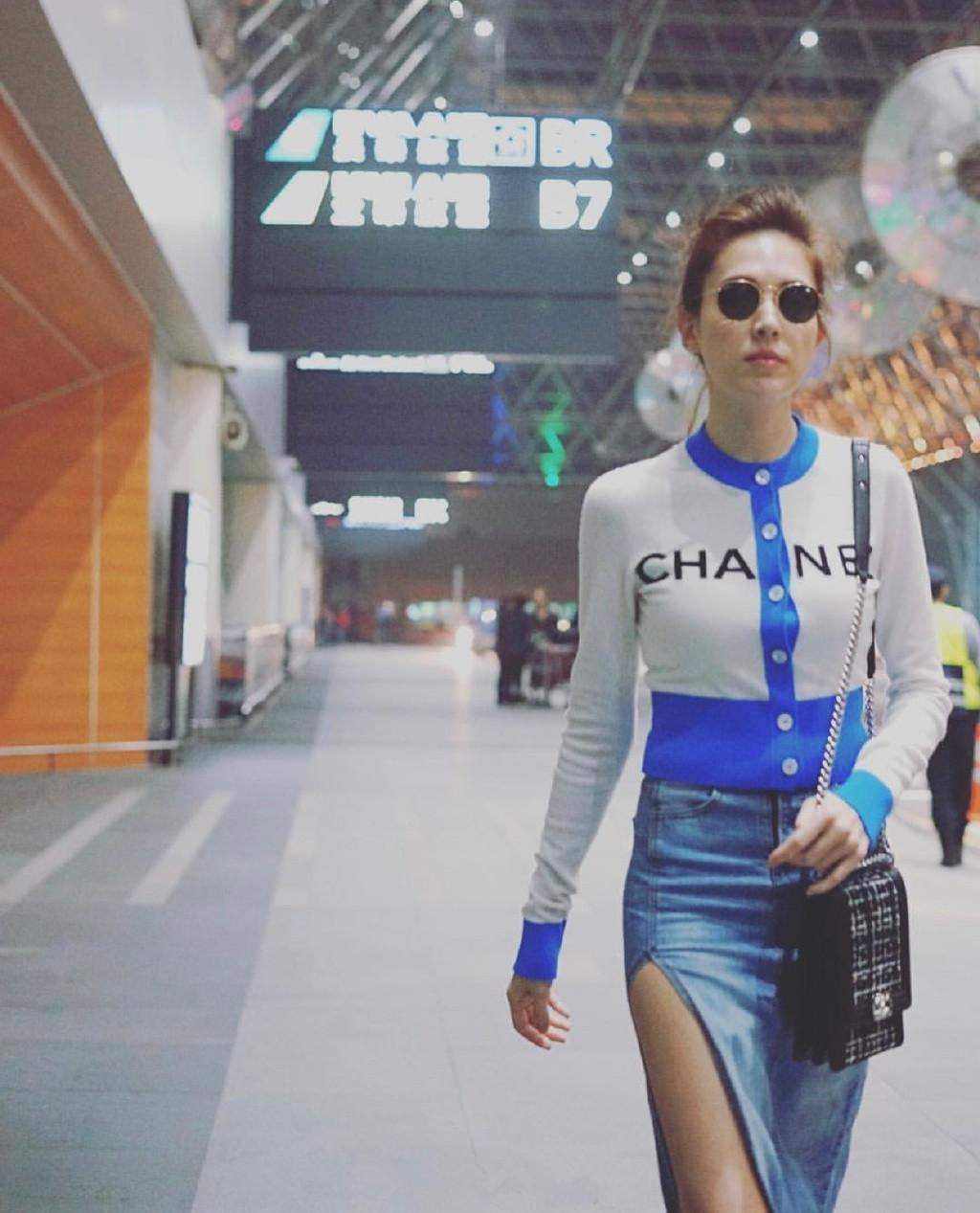 女演員泳裝日常，夏日歡樂(lè)與溫情的綻放